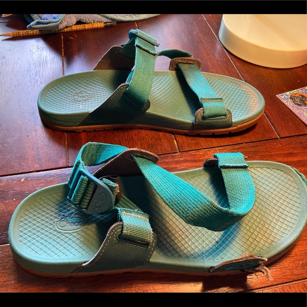 Chaco Lowdown Slide- right sandal damaged